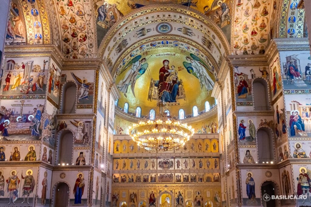 10.000 de pelerini și 2.500 de invitați oficiali participă la slujba de sfințire a picturii Catedralei Mântuirii Neamului. Construcția Catedralei a durat peste 15 ani și a costat peste 200 de milioane de euro