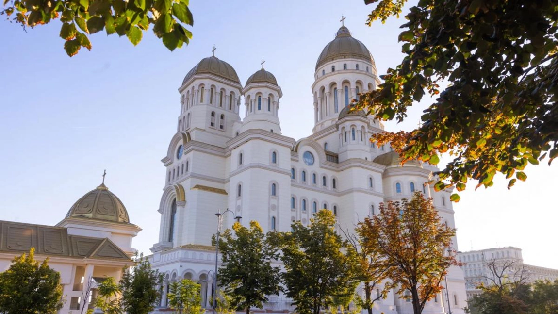 Dacă vrei să vizitezi Catedrala Neamului, ai de așteptat 9 ore. Patriarhia Română anunță că programul de închinare va fi prelungit până pe 5 noiembrie