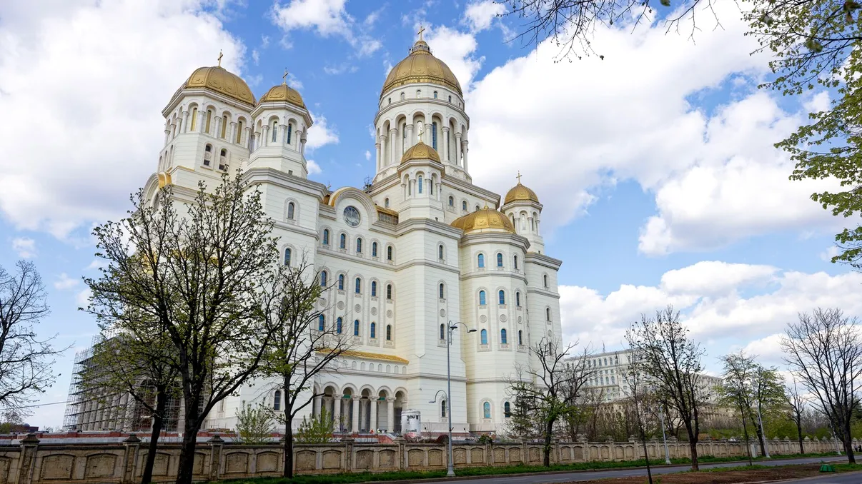 Catedrala Mântuirii Neamului și Casa Poporului se află într-un dialog tăcut despre identitate. Ce poveste spun cele două clădiri așezate față în față