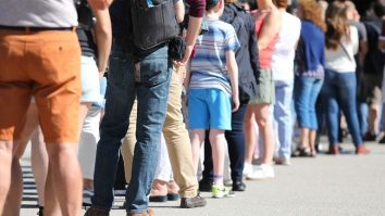 În New York oamenii stau la rând ca să prindă loc la restaurant. Psihologii spun că FOMO joacă un rol important în acest trend