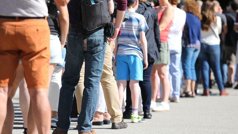 În New York oamenii stau la rând ca să prindă loc la restaurant. Psihologii spun că FOMO joacă un rol important în acest trend