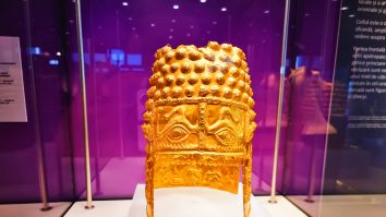 Un român este suspectat în cazul furtului Tezaurului Dacic din Muzeul Drents din Olanda. Bărbatul a fost surprins furișându-se chiar înainte de furtul Coifului de la Coțofenești