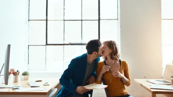 STUDIU. 1 din 3 angajați fac des sex la birou. 13 milioane de persoane recunosc acest lucru