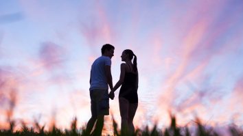 Generația Z e tot mai pretențioasă în relații. 7 din 10 tineri caută red flag-uri, nu povești de iubire