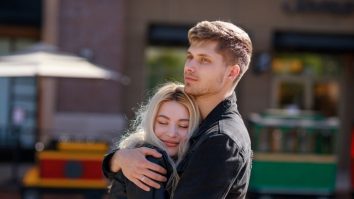 STUDIU: 43% dintre tinerii singuri ies mai rar la întâlniri din cauza banilor. 1 din 4 tineri s-ar muta împreună mai repede pentru a împărți costurile