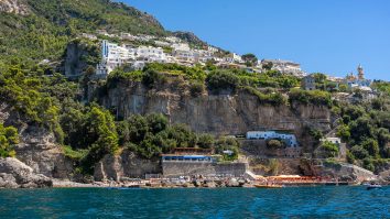 Care este noul trend în călătoriile de lux? Pe Coasta Amalfi, turiștii ies la pescuit seara și mănâncă ce au prins următoarea zi