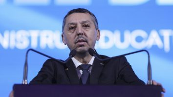 Ministrul Educației, Daniel David, vrea să majoreze plata cu ora pentru profesori în 2026, după ce reducerea acesteia a provocat dificultăți majore în desfășurarea orelor. Cristian Tănase, profesor: „Din păcate, numai greva generală în România ar putea să se rezolve ceva în Educație”