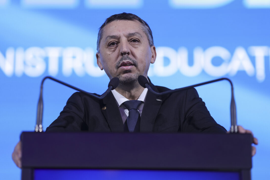 Ministrul Educației, Daniel David, vrea să majoreze plata cu ora pentru profesori în 2026, după ce reducerea acesteia a provocat dificultăți majore în desfășurarea orelor. Cristian Tănase, profesor: „Din păcate, numai greva generală în România ar putea să se rezolve ceva în Educație”