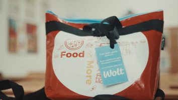 Wolt România a transformat gențile Tazz în ghiozdane pentru copiii din mediile vulnerabile din Capitală