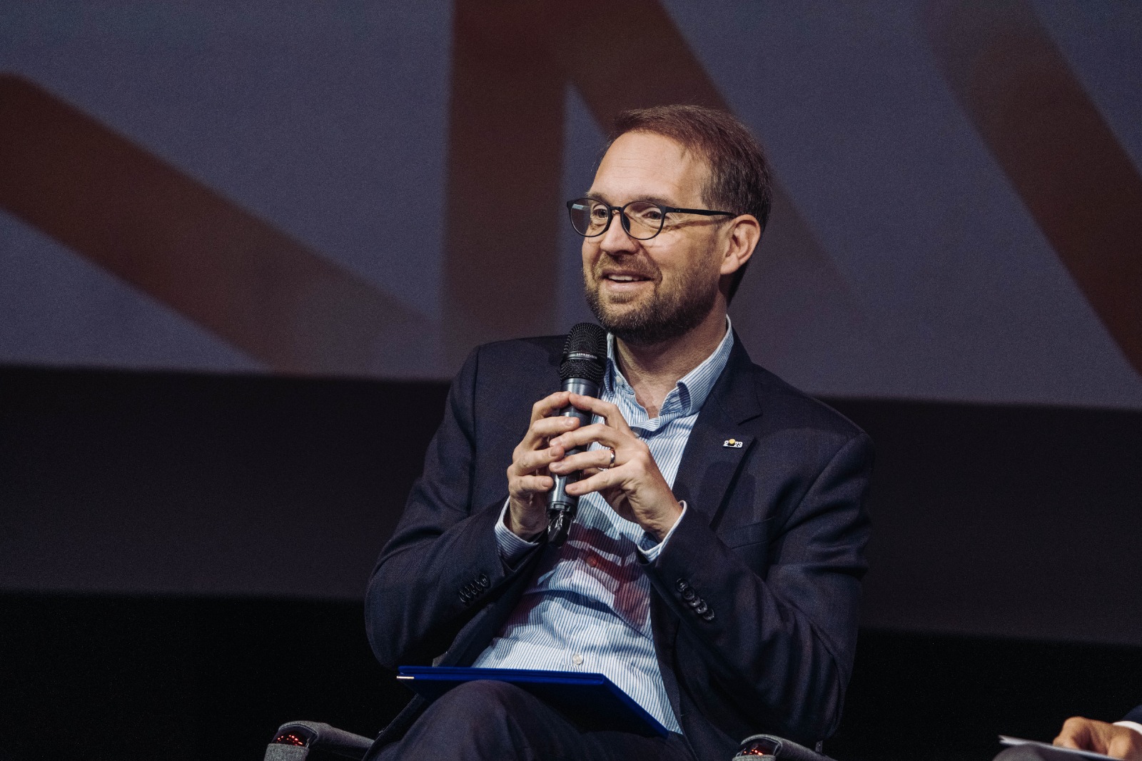 PSD și USR se ceartă pe tema creșterii salariului minim. Dominic Fritz: „Poate ridicam salariul minim, dacă nu duceau deficitul la 10%”