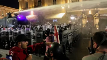 Georgia fierbe în ziua alegerilor locale: Zeci de mii de protestatari încearcă să ia cu asalt Palatul Prezidențial din Tbilisi. Poliția a folosit spray cu piper și tunuri cu apă