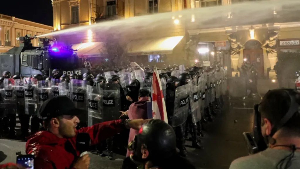 Georgia fierbe în ziua alegerilor locale: Zeci de mii de protestatari încearcă să ia cu asalt Palatul Prezidențial din Tbilisi. Poliția a folosit spray cu piper și tunuri cu apă