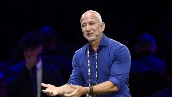Jeff Bezos îi încurajează pe tineri să studieze: „Nu-i mai luați drept exemplu pe Bill Gates și Mark Zuckerberg”