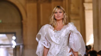 La Paris Fashion Week, Vivienne Westwood a adus o colecție fidelă spiritului punk. Siluetele deconstruite, tunicile medievale și bijuteriile cu mesajul „CHAOS” au dominat show-ul