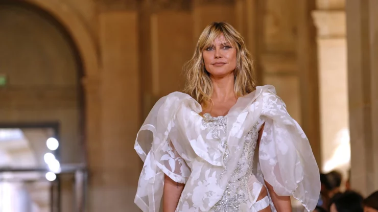 La Paris Fashion Week, Vivienne Westwood a adus o colecție fidelă spiritului punk. Siluetele deconstruite, tunicile medievale și bijuteriile cu mesajul „CHAOS” au dominat show-ul