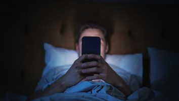 STUDIU. Stai noaptea pe telefon? Postările nocturne sunt asociate cu simptome de depresie și anxietate
