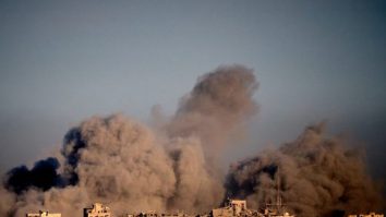 Israelul acuză Hamas de încălcarea acordului de încetare a focului în Gaza mediat de Trump, după doar nouă zile de la implementare. Armata israeliană ripostează prin noi atacuri în enclavă