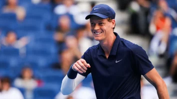 Sinner l-a învins pe Stefanos Tsitsipas și îl va înfrunta pe Novak Djokovic în semifinalele turneului Six Kings Slam din Arabia Saudită