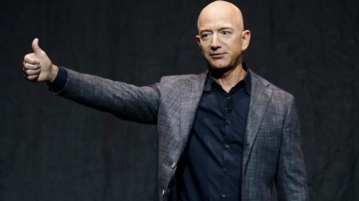 Jeff Bezos cumpără drepturile James Bond pentru 910 milioane de euro. Acesta i-a dat misiunea lui Villeneuve să creeze noul film în 2026