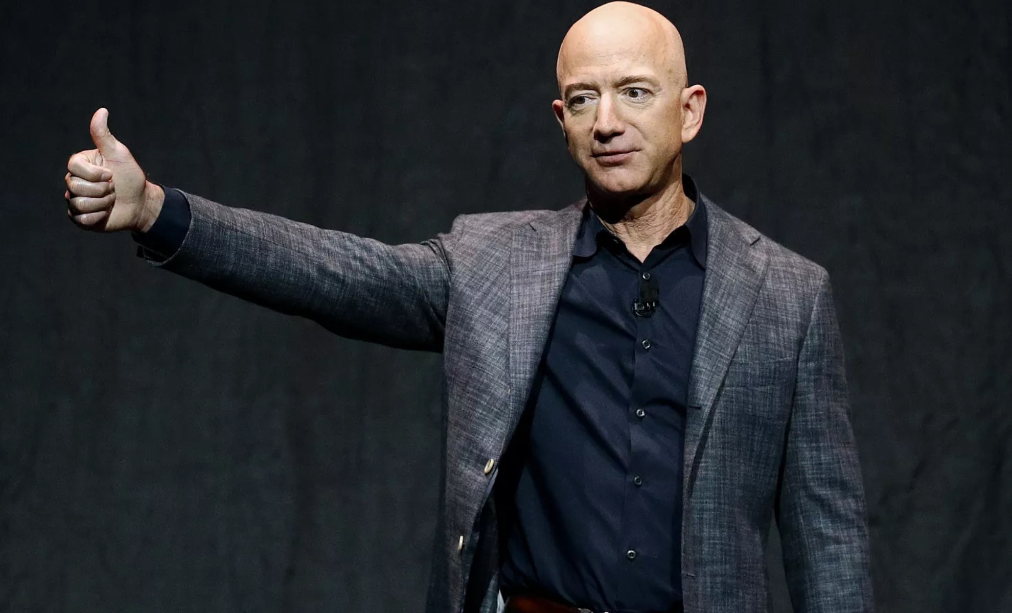 Jeff Bezos cumpără drepturile James Bond pentru 910 milioane de euro. Acesta i-a dat misiunea lui Villeneuve să creeze noul film în 2026