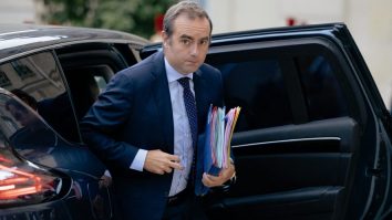 Premierul francez Sebastien Lecornu propune o taxă suplimentară pentru cei cu venituri anuale de peste 250.000 de euro. Scopul este de a obține sprijinul opoziției