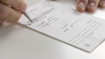 Un judecător din India a decis că rețeta medicală lizibilă e drept fundamental. Scandalul a plecat de la un caz de viol și înșelăciune