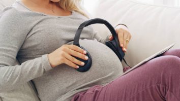 Mii de femei ascultă muzică în timpul nașterii. Care sunt cele mai ascultate trupe în astfel de momente și ce impact au asupra sarcinii