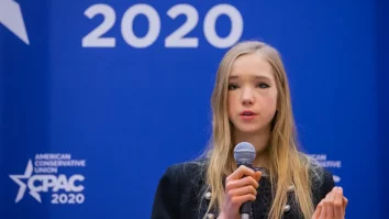 Activista din Germania Naomi Seibt vrea azil politic în SUA. Naomi e împotriva ideilor promovate de Greta Thunberg