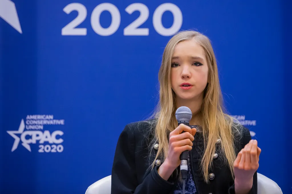 Activista din Germania Naomi Seibt vrea azil politic în SUA. Naomi e împotriva ideilor promovate de Greta Thunberg