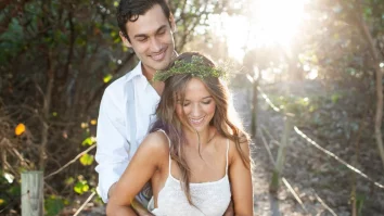 Trendul nunților false e popular pentru Gen Z. Tinerii sub 27 de ani organizează petreceri de nuntă fără miri