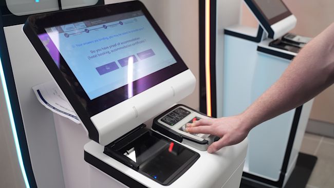 Frontierele Schengen intră într-o nouă eră de control. Vizitatorii din afara UE vor fi înregistrați biometric, cu amprente și fotografie