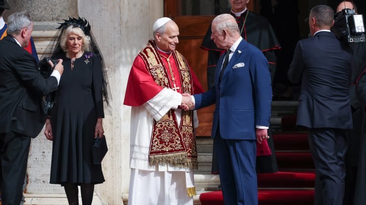 Moment istoric la Vatican. Regele Charles devine primul monarh britanic în ultimii 500 de ani care se roagă în public alături de Papa