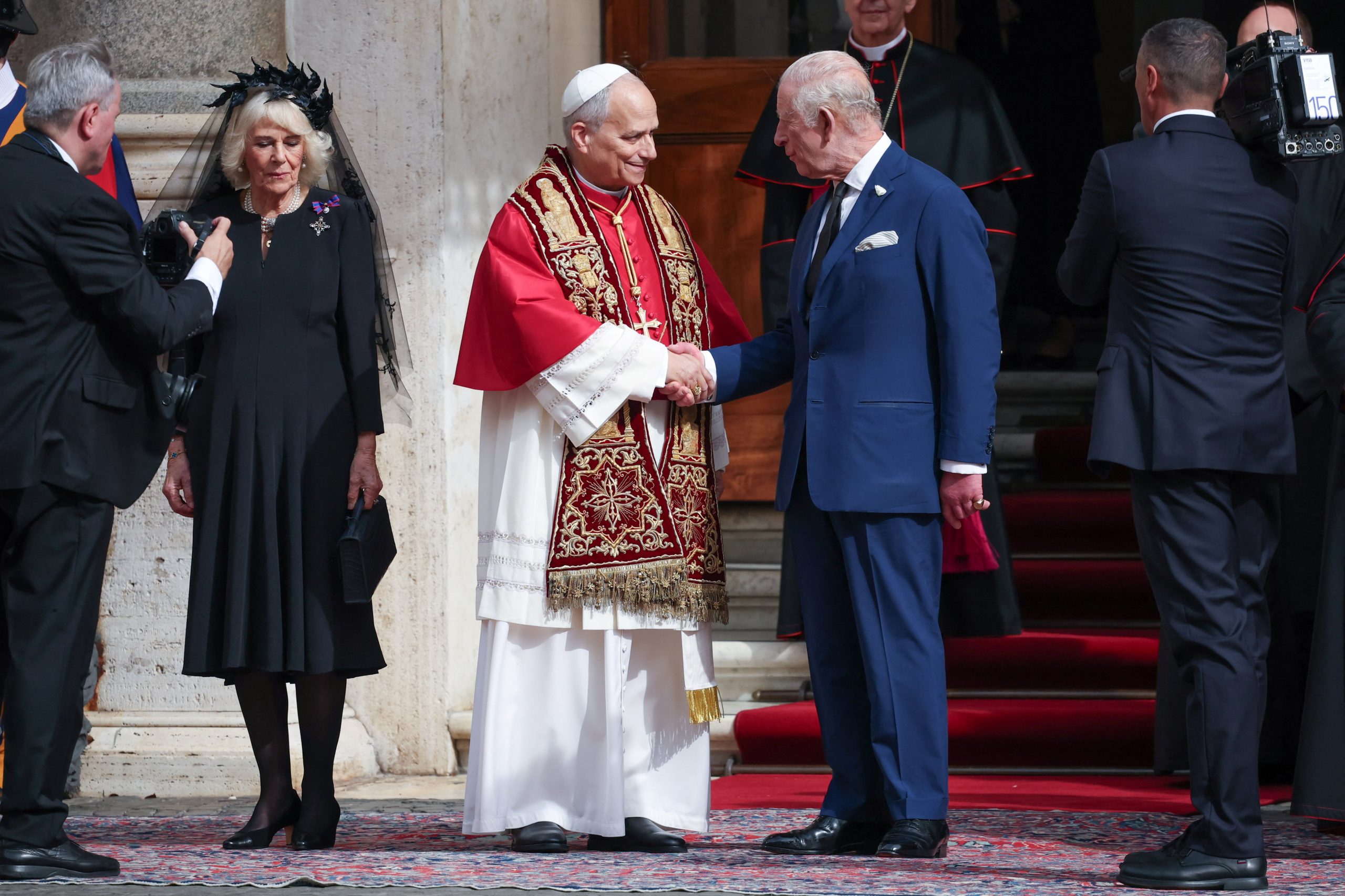 Moment istoric la Vatican. Regele Charles devine primul monarh britanic în ultimii 500 de ani care se roagă în public alături de Papa