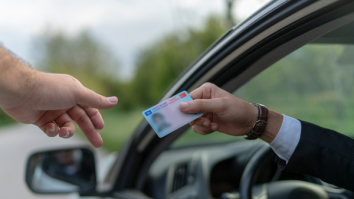 Dacă ai permisul suspendat într-o țară din Uniunea Europeană, nu poți conduce în întregul bloc comunitar, anunță Parlamentul European