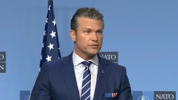 Avionul Secretarului de Război, Pete Hegseth, a aterizat neprogramat în Regatul Unit din cauza unei fisuri în parbrizul aeronavei