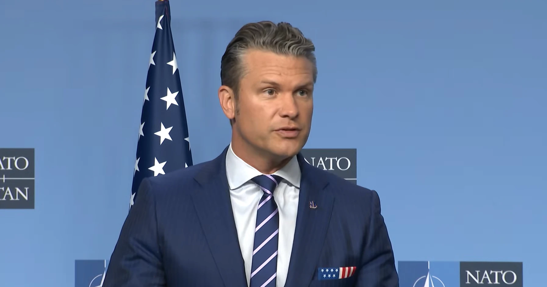 Avionul Secretarului de Război, Pete Hegseth, a aterizat neprogramat în Regatul Unit din cauza unei fisuri în parbrizul aeronavei