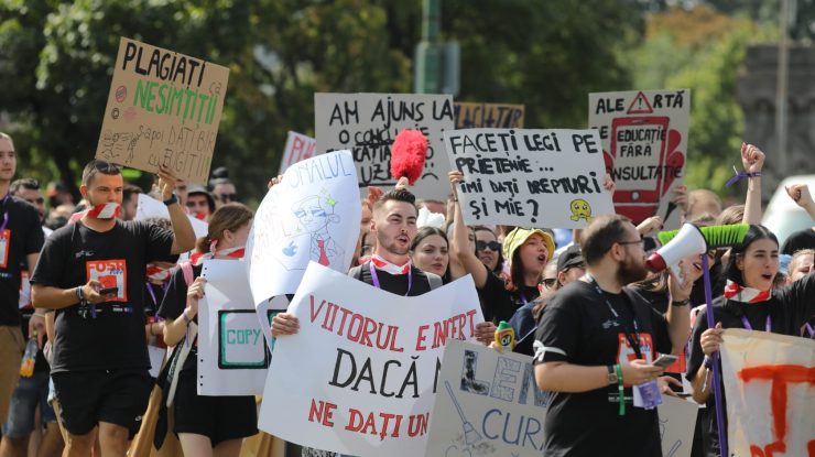 Anul universitar începe cu proteste. Studenții din București continuă azi lupta împotriva austerității educaționale în Piața Victoriei