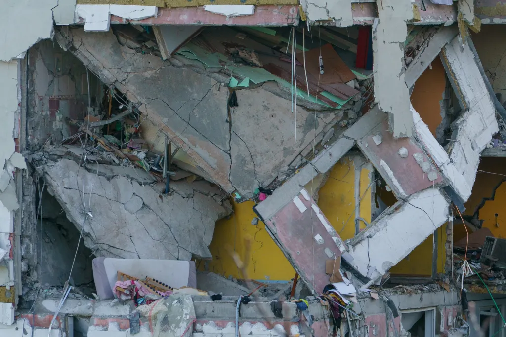 Un raport realizat de Inspectoratul de Stat în Construcții recomandă demolarea blocului din Rahova afectat de explozia de vineri dimineață