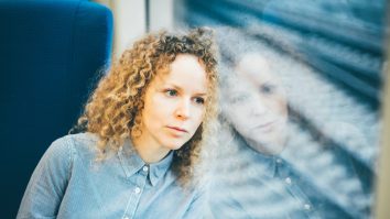 Un nou trend devine popular printre tinerii Generației Z. „RawDogging” este noua metodă de detox digital: Stau pe loc și se uită în gol