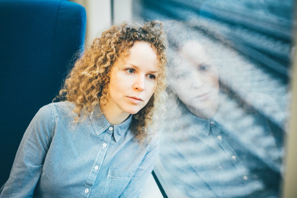 Un nou trend devine popular printre tinerii Generației Z. „RawDogging” este noua metodă de detox digital: Stau pe loc și se uită în gol