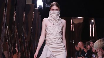 În weekend poți să mergi la Romanian Creative Week, în București. Ai parte de expoziții, performance-uri inovative și spectacole de modă