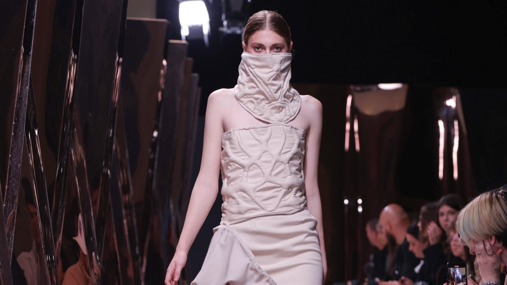 În weekend poți să mergi la Romanian Creative Week, în București. Ai parte de expoziții, performance-uri inovative și spectacole de modă