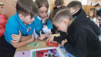 Școlile din România primesc boardgame despre istoria rromilor. Jocul „Inelul Timpului” e gândit pentru elevii de clasele IV-VIII