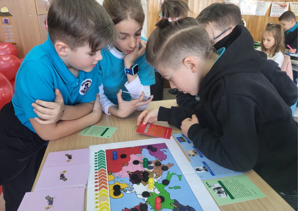 Școlile din România primesc boardgame despre istoria rromilor. Jocul „Inelul Timpului” e gândit pentru elevii de clasele IV-VIII