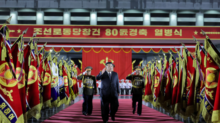 Kim Jong Un etalează cea mai puternică rachetă balistică a Coreei de Nord la parada de 80 de ani a partidului