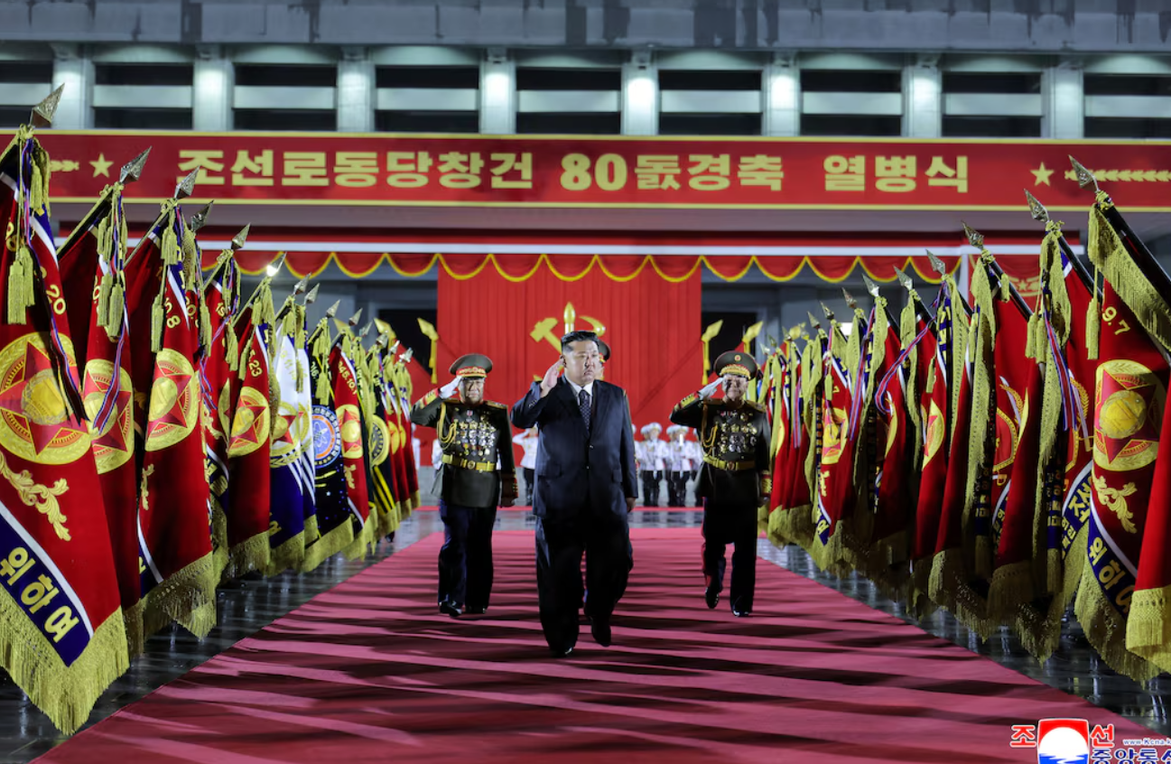 Kim Jong Un etalează cea mai puternică rachetă balistică a Coreei de Nord la parada de 80 de ani a partidului