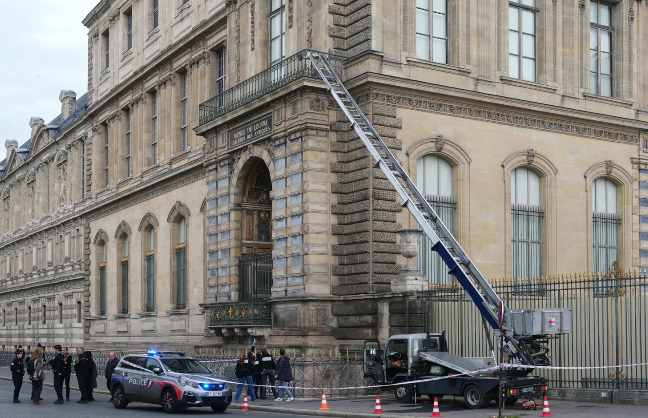 „Jaful deceniului”: Autoritățile sunt într-o „cursă contra cronometru” pentru a recupera bijuteriile neprețuite de la Luvru