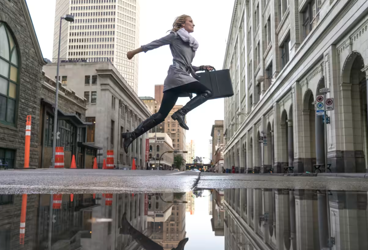 Mai mult de jumătate dintre români își doresc alt loc de muncă. Angajații vor sens, nu doar bani