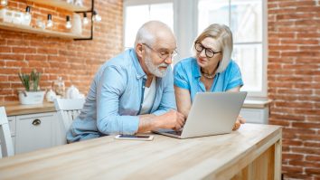 Asociația Pensionarilor din SUA a lansat programul Senior Planet, pentru a-i feri pe vârstnici de fraude. FBI: În ultimul an, escrocheriile au explodat