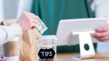 Tinerii lasă bacșișuri mici și preferă să plătească separat. Barmanii spun că primesc des tips sub 15%